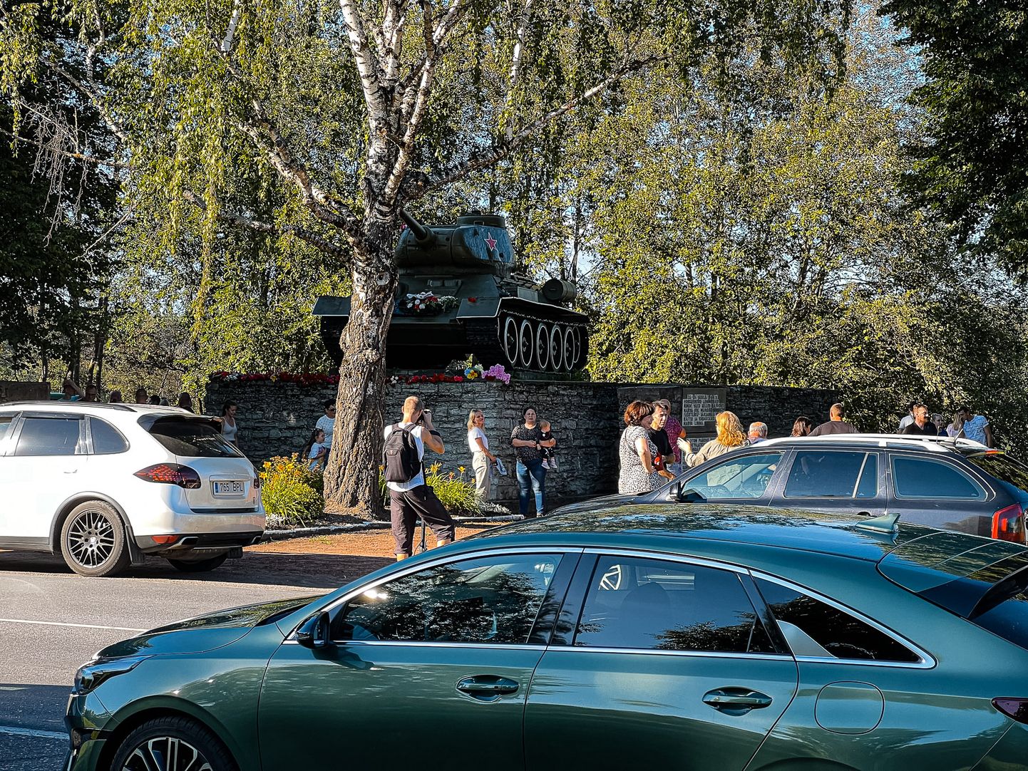 В Нарве у памятника "Танк Т-34" вечером 3 августа собрались десятки горожан, на шоссе у памятника движение машин затруднено.
