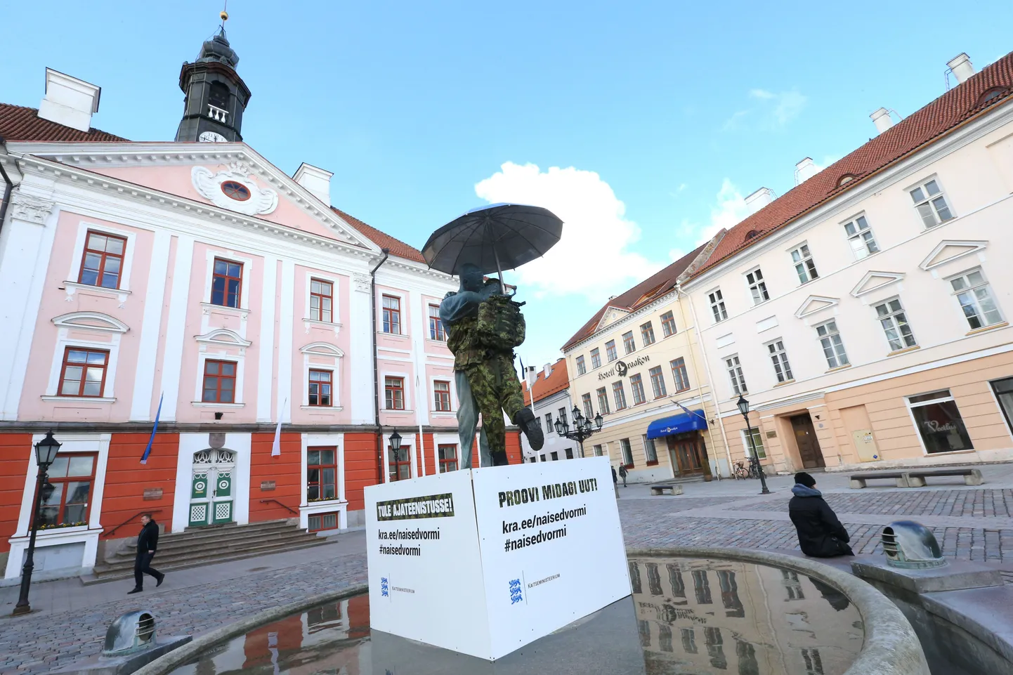 Kampaania «Naised vormi!» raames on raeplatsi suudlevaid tudengeid kujutaval skulptuuril naistudeng riietatud Eesti kaitseväe mundrisse.