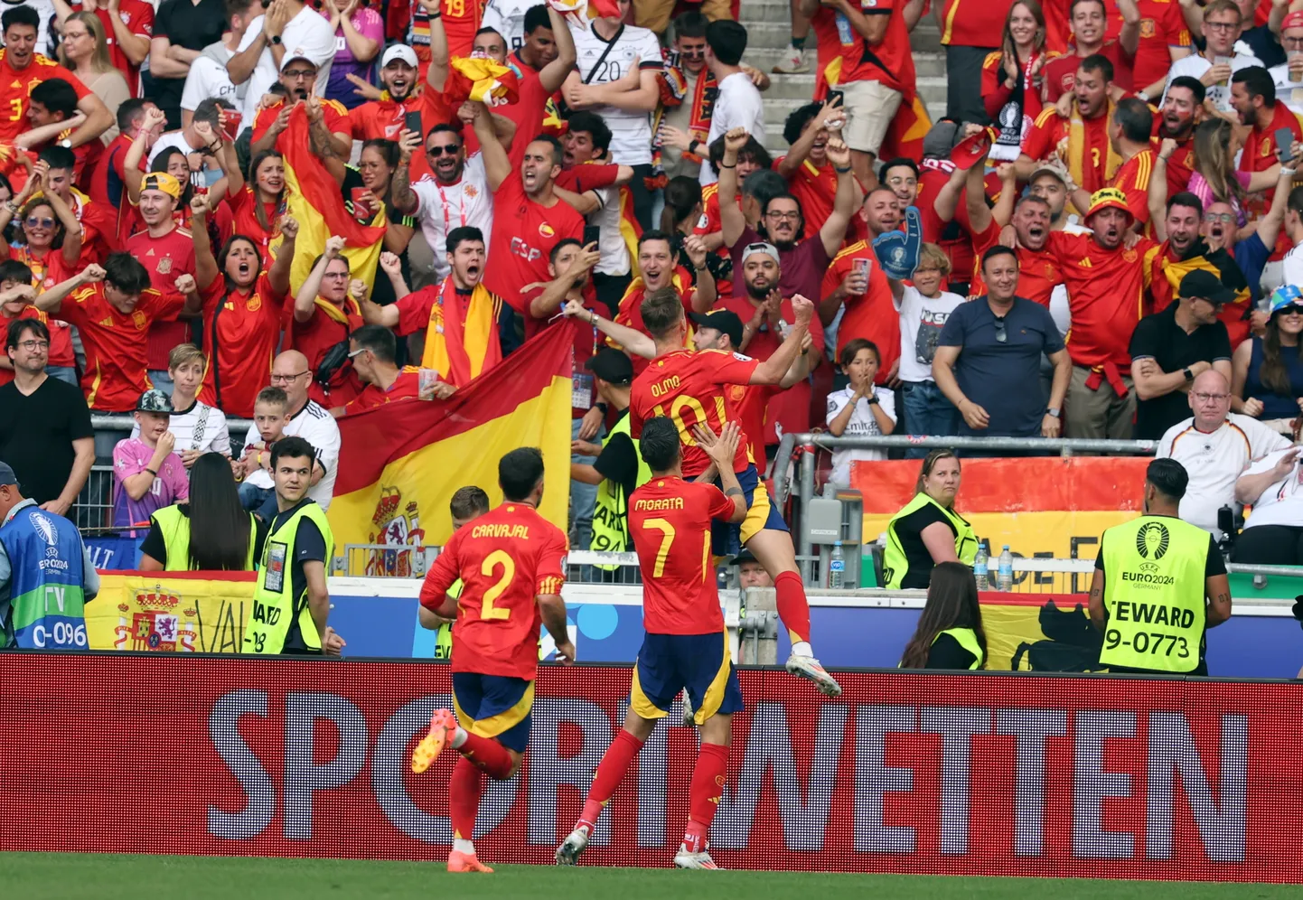 Hispaanlased väravat tähistamas.