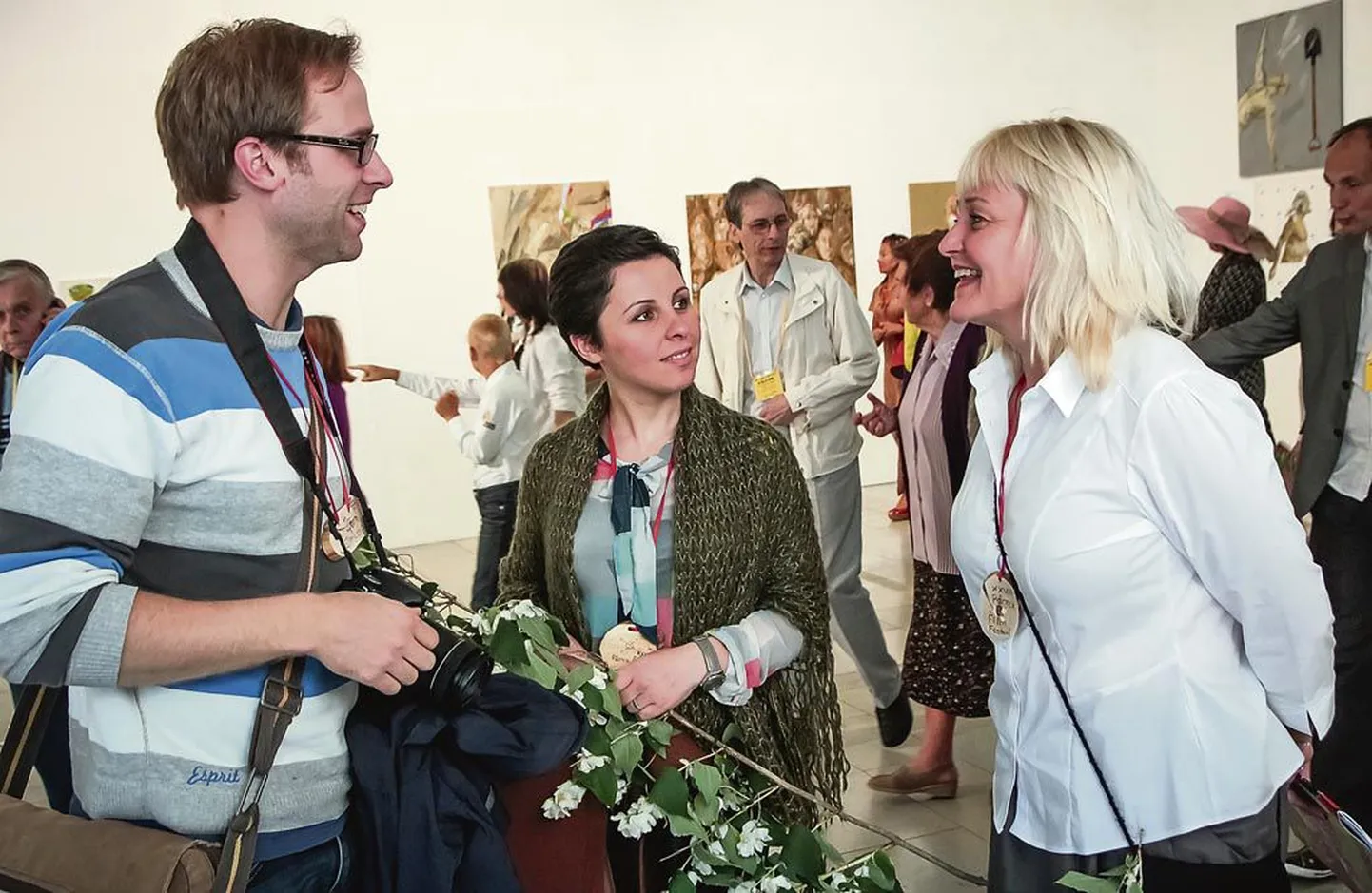 Pärnu filmifestivali avanud filmi “Tõelised poliitikud” autor Khatia Kurasbediani Saksamaalt ja tema kolleeg Jörn Möllenkamp vestlevad Eesti filmi instituudi juhi Edith Sepaga (paremal).