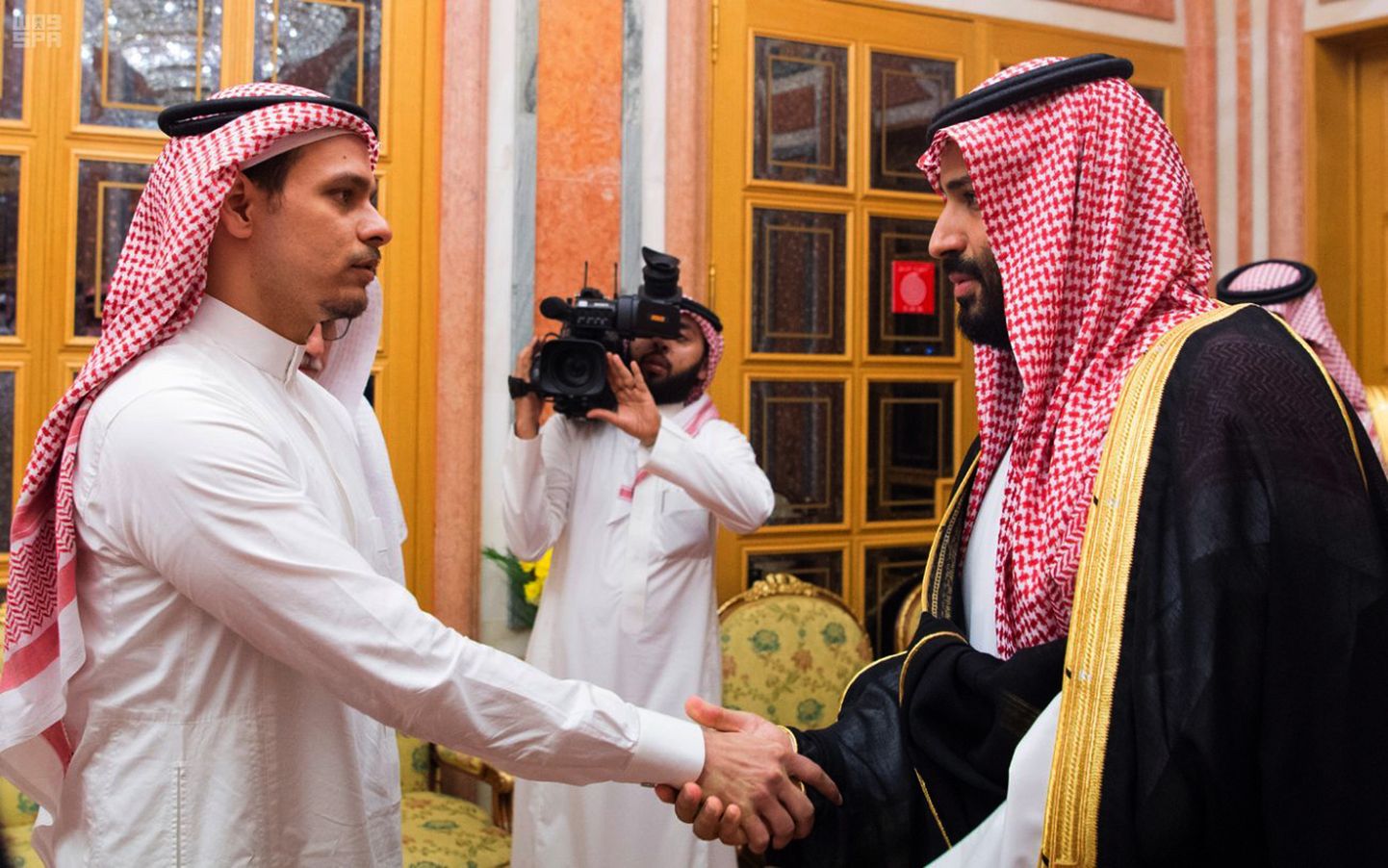 Salah Khashoggi (vasakul) lahkus Saudi Araabiast.