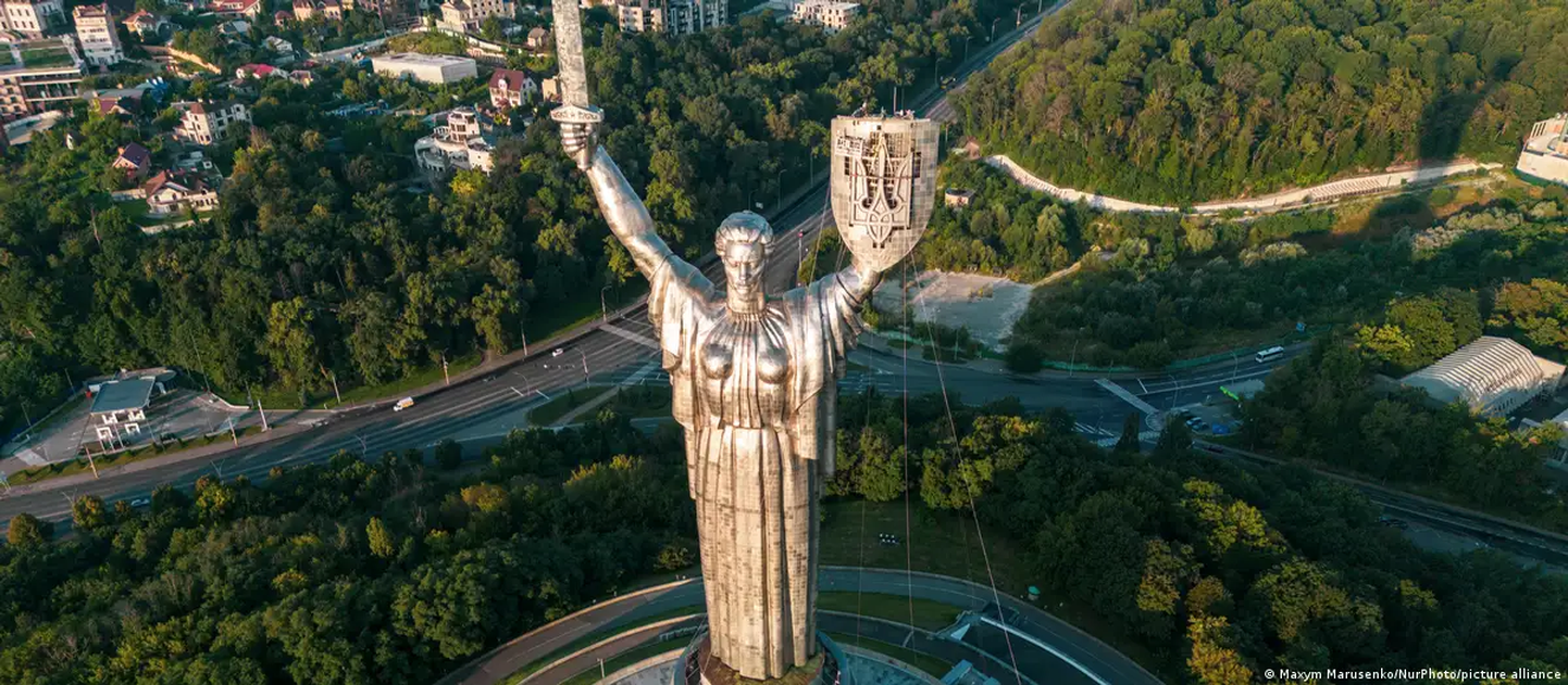 Скульптура "Родина-мать" в Киеве