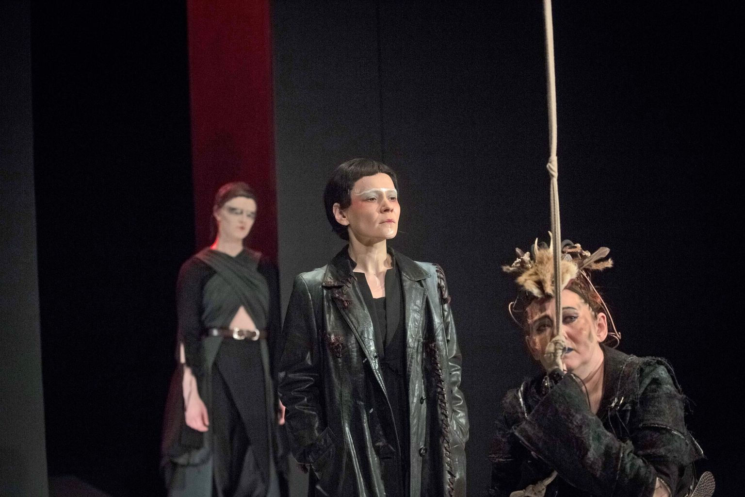 Kärt Tammjärv (vasakult), Maria Annus ja Merle Jääger lavastuses «Medeia».