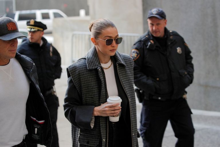 Modell Gigi Hadid saabumas New Yorgi kriminaalkohtusse vandemehe intervjuule.