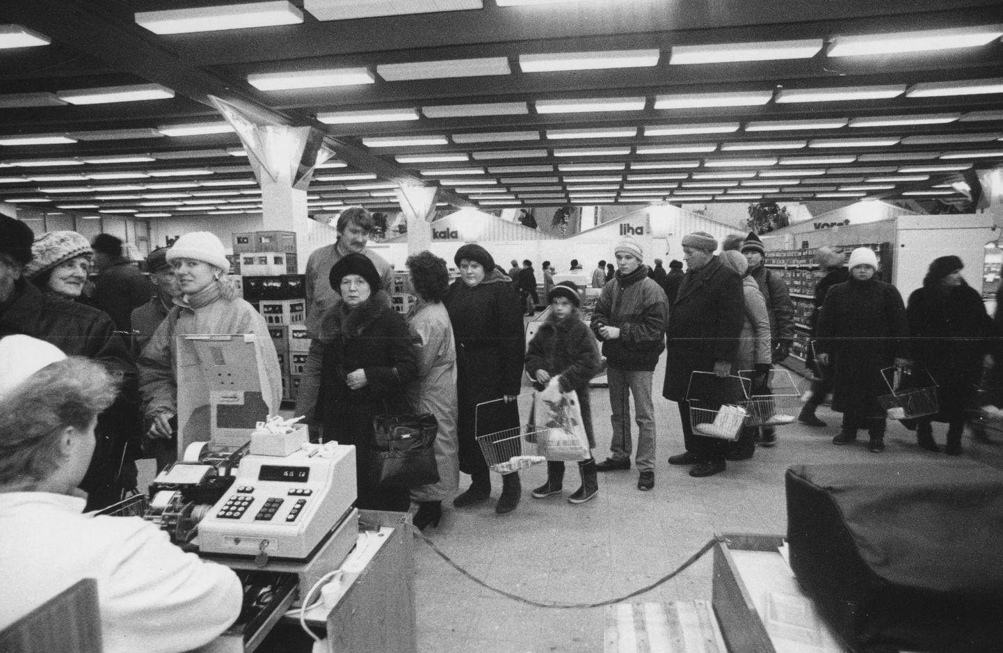 Tüüpiline pilt 1990-ndate alguse kauplusest: sabad olid pikad, aga ostukorvi polnud midagi panna.
