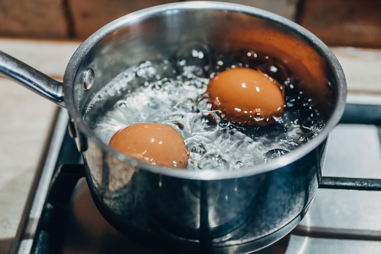 Приготовление куриных яиц.