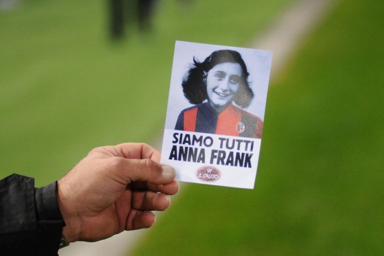 Roma Lazio mängijad ütlesid antisemitismile Anne Franki pildiga T-särgiga «ei». Lendleht Anne Frankiga