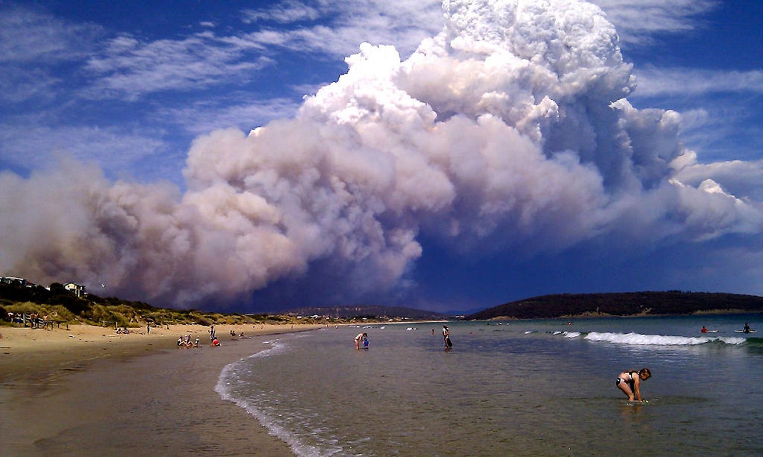 Tasmaania saarel lõõmava võsapõlengu suitsupilv eile Carltoni rannas.