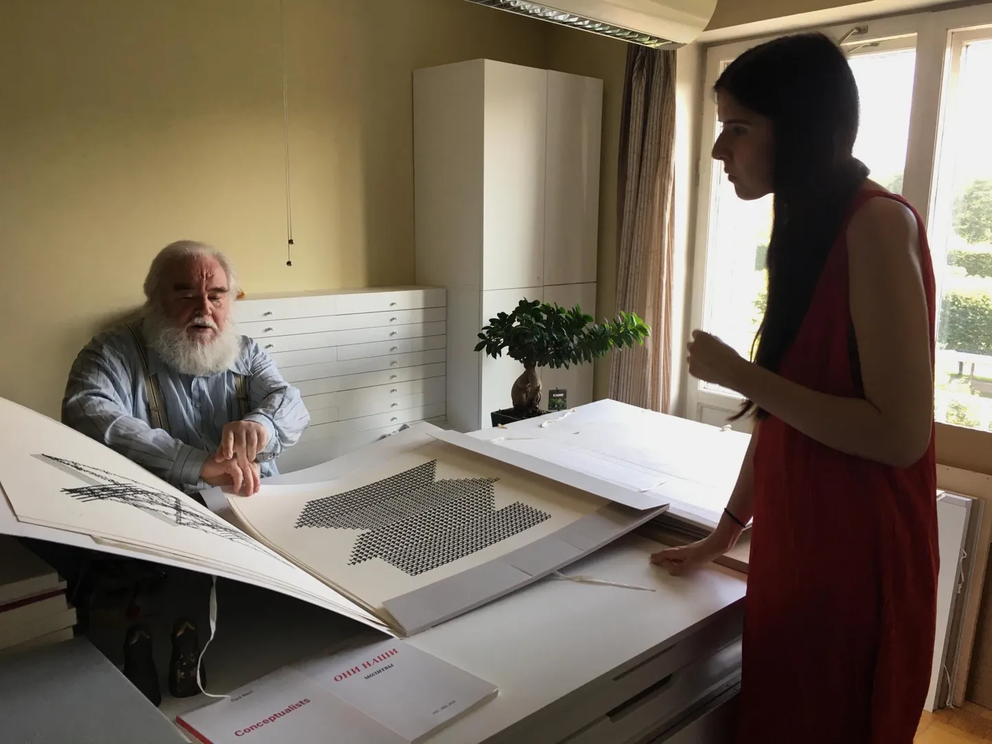 Dina Akhmadeeva Raul Meele ateljees Eesti uurimisvisiidi ajal 2017. aasta septembris.