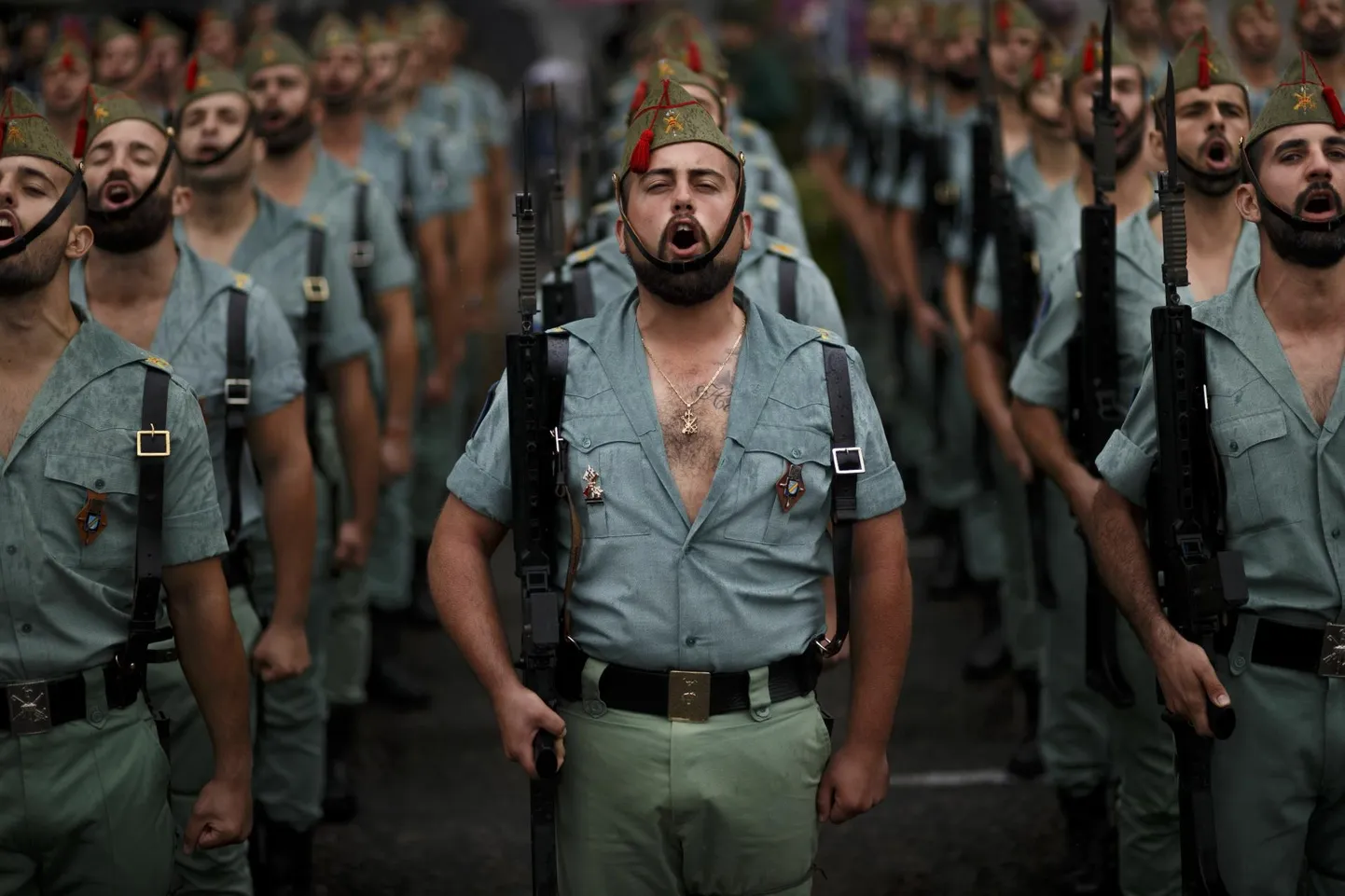 Hispaania armee eliitüksuse La Legion liikmed tähistamas Madridis Hispaania päeva.