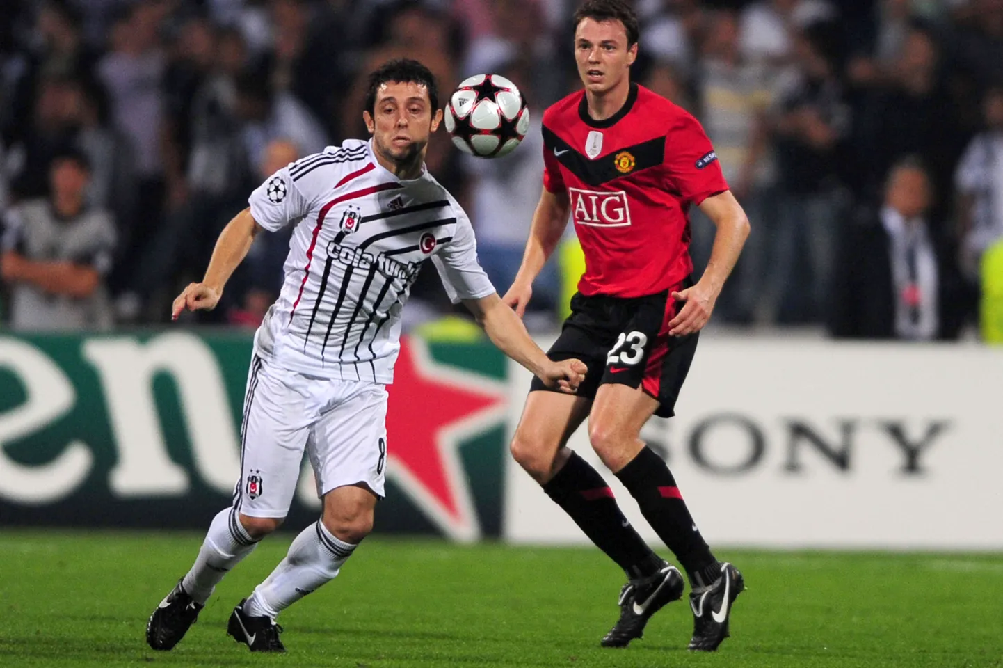 Hetk eilsest mängust: Jonny Evans (Manchester United)) vs Nihat Kahveci (Besiktas).