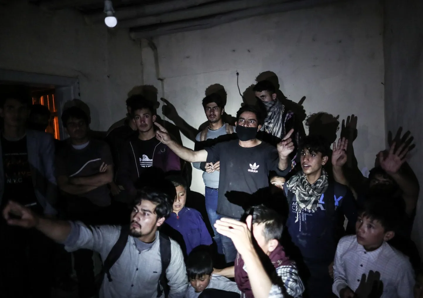 Möödunud nädalal Türgis smugeldamisvastase operatsiooni käigus kinni peetud afgaani migrandid. Ankara on selgesõnaliselt väljendanud vastumeelsust võõrustada peale süürlaste ka afgaani pagulasi.