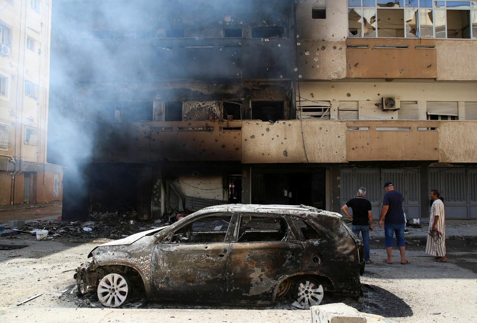 Pühapäeval lahingus põlema süttinud elumaja Tripolis.