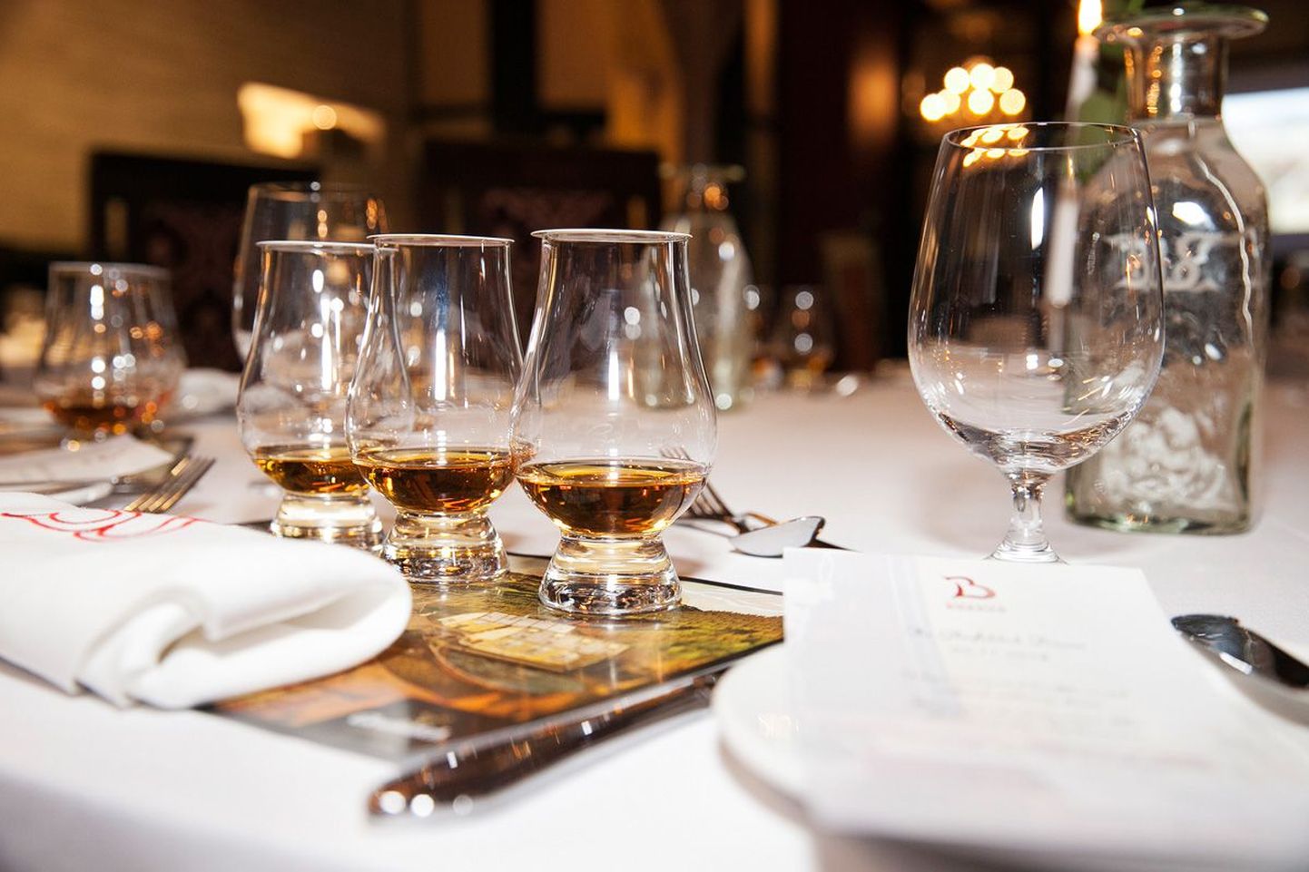 Õhuke ja tulbikujuline: parim klaas viski joomiseks on õhuke ja tulbikujuline – kaader Glenfiddichi viskide esitluselt restoranis Bordoo.