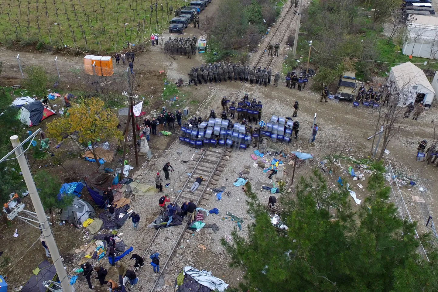 Македонская полиция разбирается с мигрантами на своей границе.