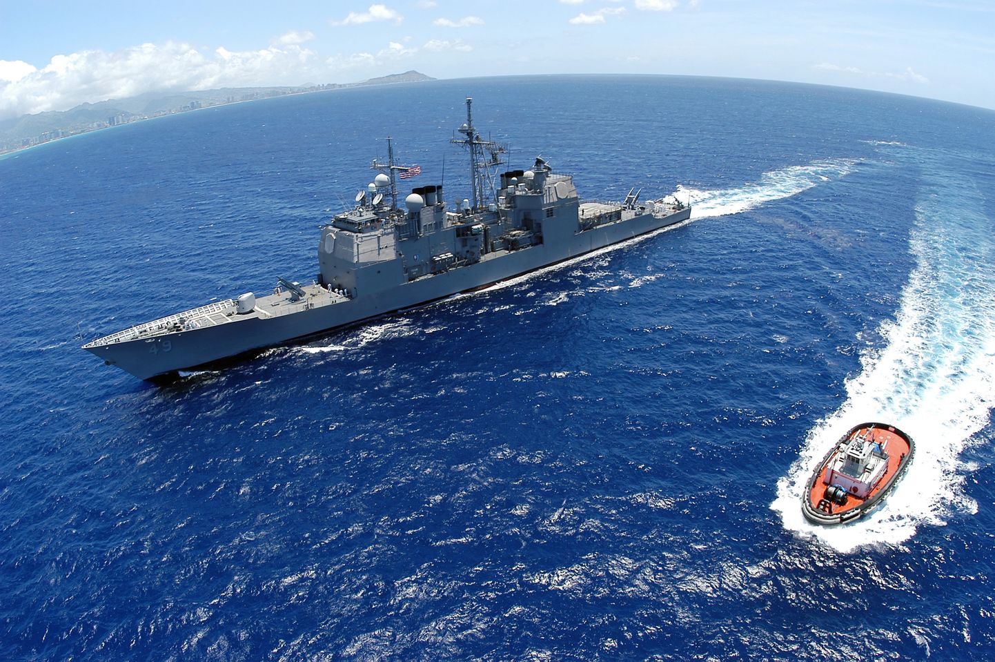 USA ristleja USS Vincennes 2005. aastal Hawaii Pearl Harbori sadama lähistel