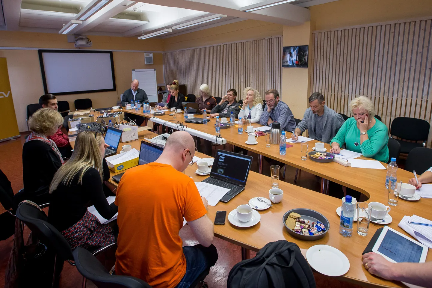 TALLINN, 04.11.2015:
Eesti laul 2016 Å¾Ã¼rii liikmed laua taga nÃµu pidamas. 
FOTO:SANDER ILVEST/POSTIMEES