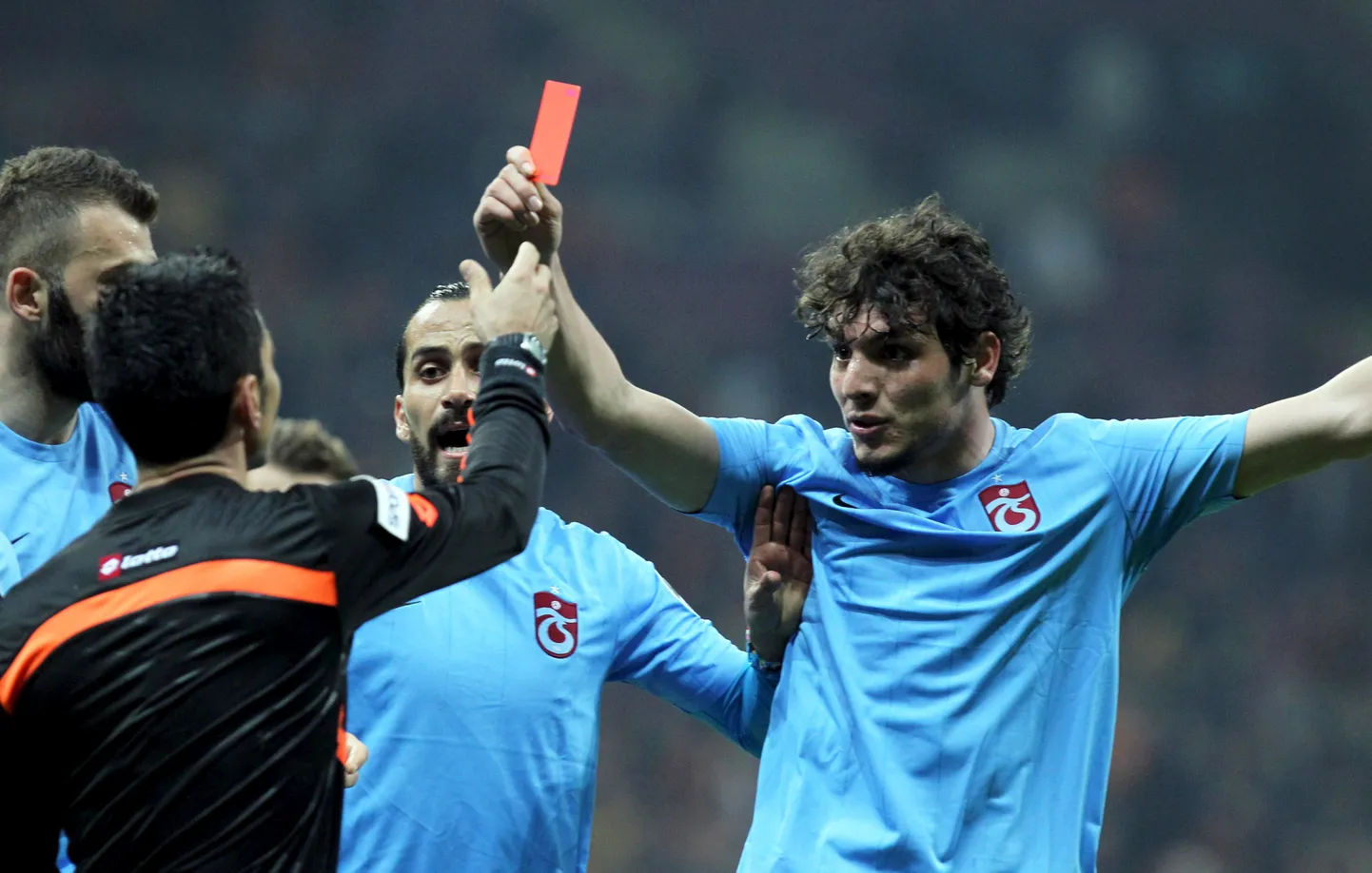 Защитник "Трабзонспора" Салих Дурсун в матче 22-го тура чемпионата Турции был удален, после того как сам показал судье красную карточку.