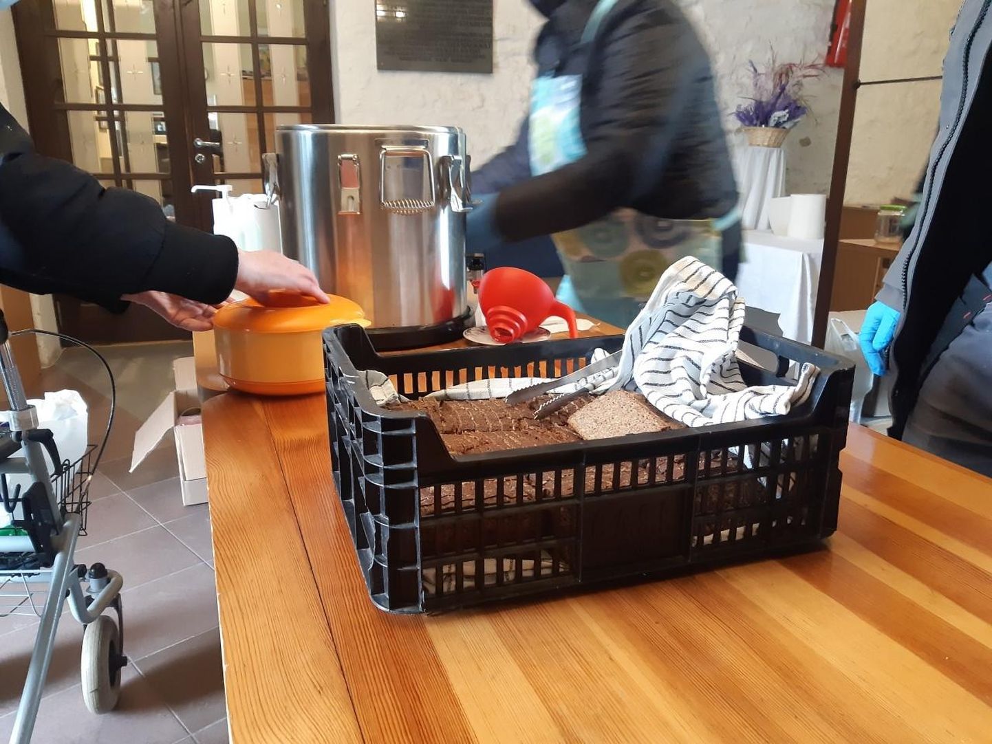 Rakvere Kolmainu kiriku noortemajas jagatakse abivajajatele sooja suppi kolm korda nädalas. Supi keedab valmis Laliya OÜ.