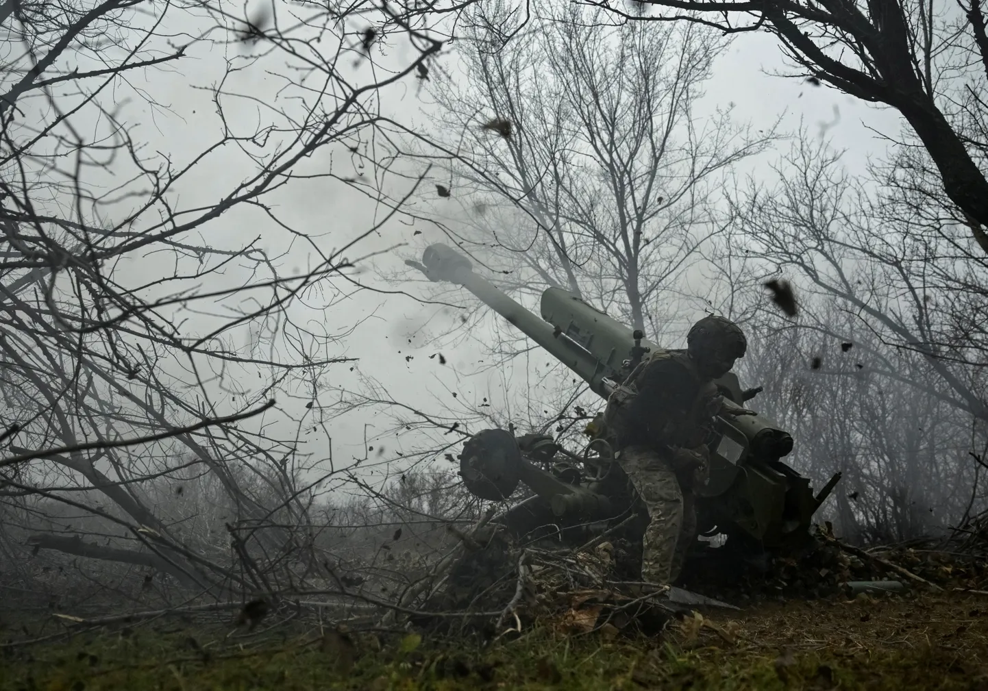 Ukraina suurtükiväelased tulistamas venelaste positsioonide pihta Zaporižžjas.