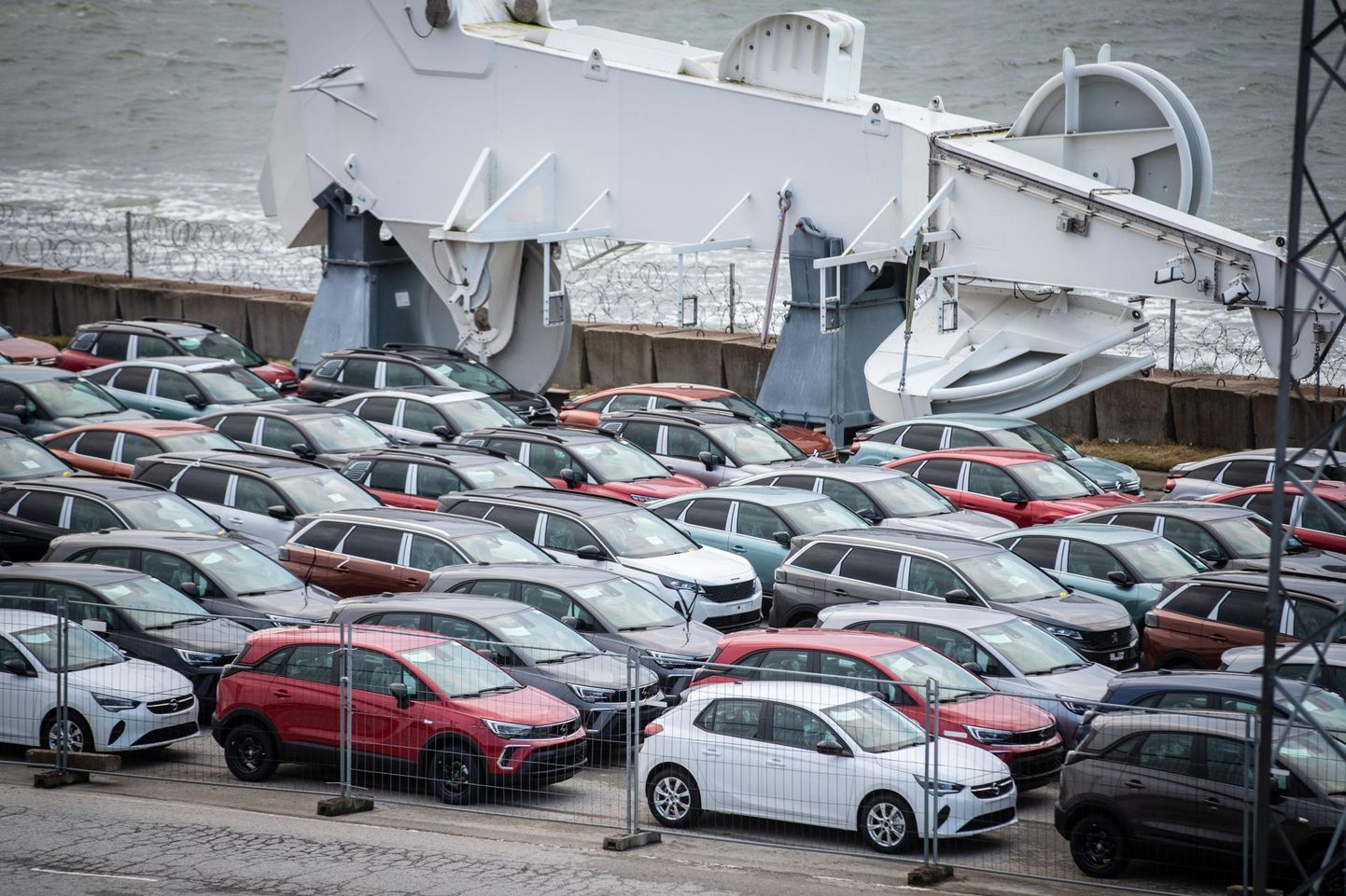 Transpordivahendite sisse- ja väljavedu juunis kasvas. Eestisse saabunud autod Paldiski sadamas.