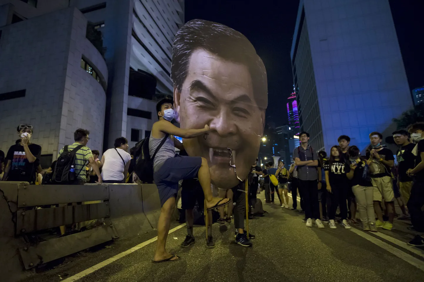 Protestijad täna Hongkongi tänaval Hongkongi juhi Leung Chun-yingi plakatiga.