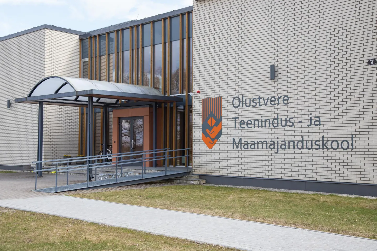 Olustvere kutsekooli peamajja mahuks korraga 500 õppurit, aga praegu on sinna konsultatsioonideks lubatud vaid 16 esmakursuslast.