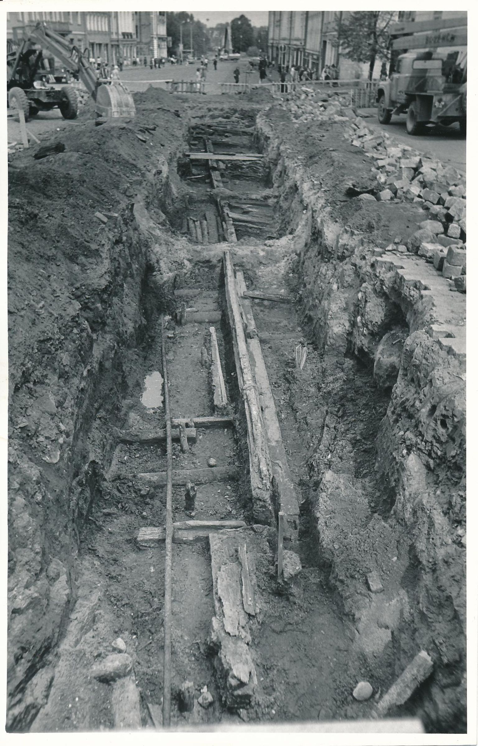 1981. aastal tulid arheoloogilistel kaevamistel Tartu raeplatsi lõunaküljel nähtavale 13. sajandi esimesest poolest pärit pika hoone osad.