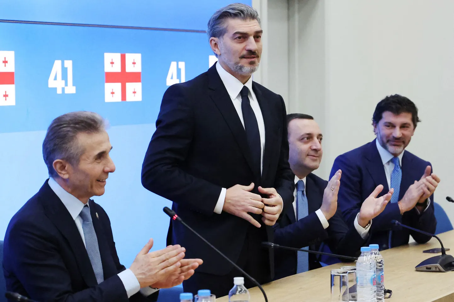 Gruusia presidendikandidaat on üle 40 korra riigi jalgpallikoondist esindanud Mihheil Kavelašvili (püsti).
