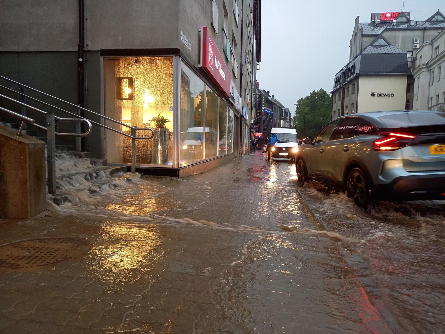 Vihmavesi põhjustas Tartus vähem kui nädal hiljem uue üleujutuse ning mööda Kitsa tänava treppi tuli taas joana vett.