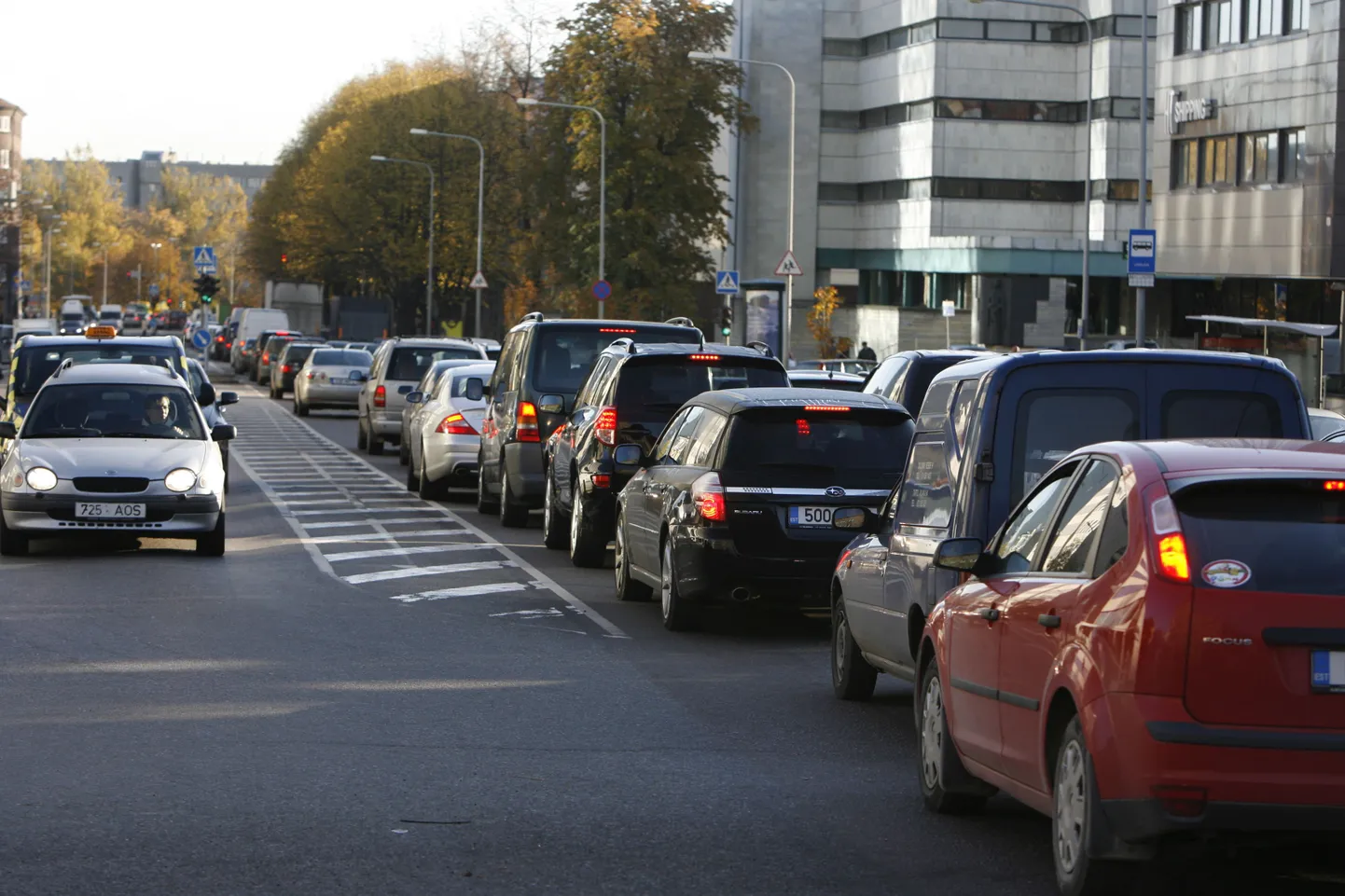 Osa autojuhte pole harjunud ohutut pikivahet hoidma.