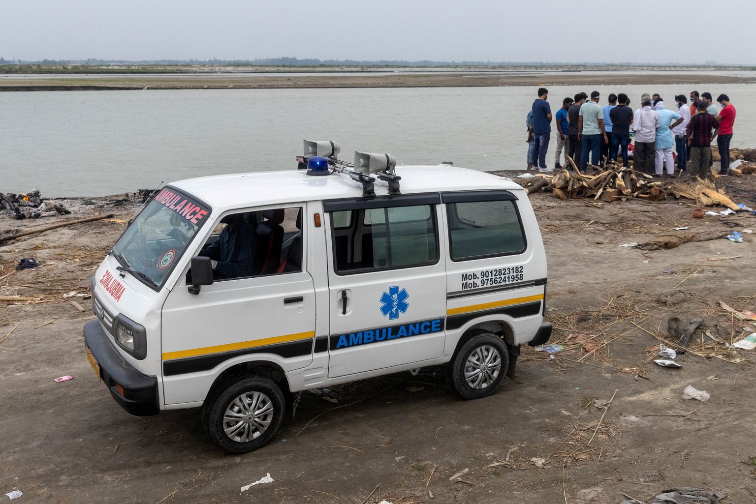 Sugulased asuvad Gangese kaldal tuhastama koroonaviiruse tõttu surnud meest.