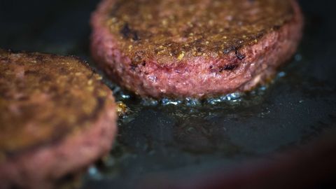 Kaks taimset burgerit küpsevad pannil. Kaks taimset burgerit küpsevad pannil.