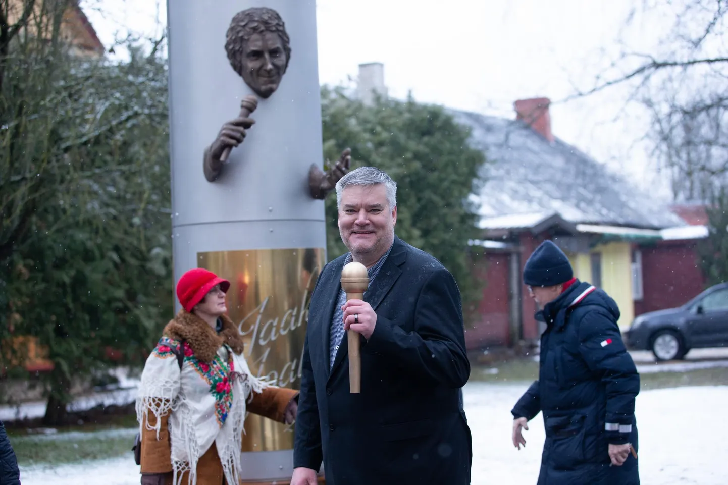 Jaak Joala skulptuuri loomist vedanud Harri Juhani Aaltonen on öelnud, et tema end kuju külge aheldama ei hakka ja äraviimise vastu ei võitle, aga tal oleks eriti kahju, kui see maanduks mõnes teises Eesti omavalitsuses.