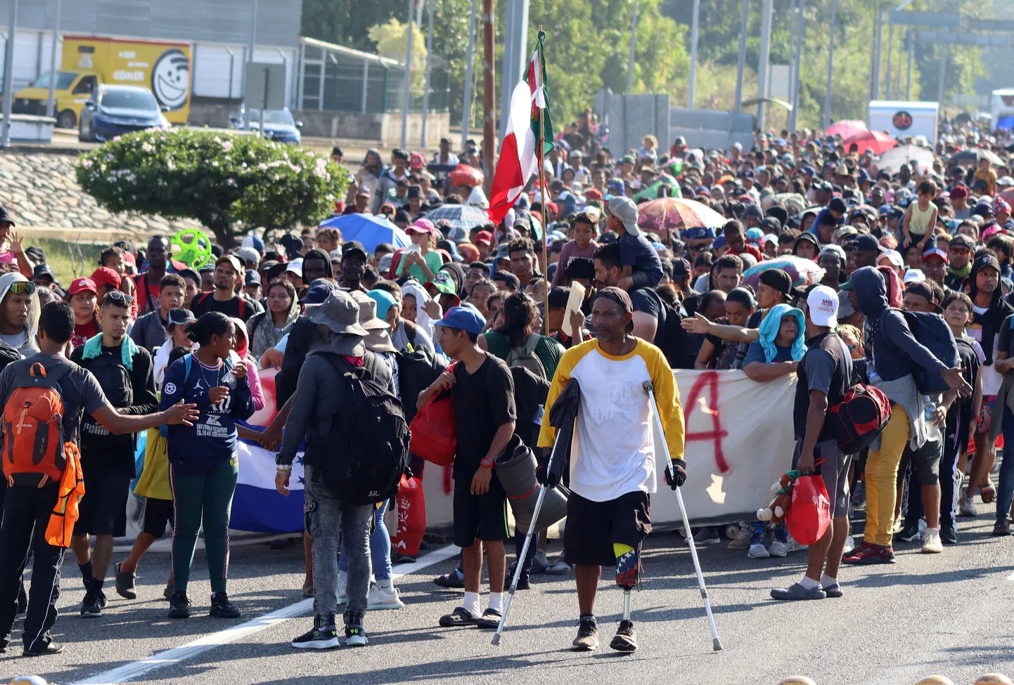 Migrandikaravan USA välisministri Antony Blinkeni visiidi eel läbi Mehhiko USA poole liikumas.