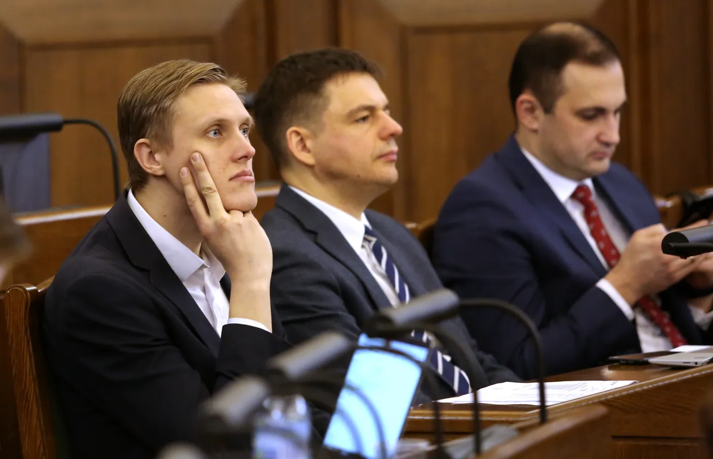 Saeimas deputāts Jānis Dombrava (no kreisās) Saeimas ārkārtas sēdē, kurā paredzēts balsojums par uzticības izteikšanu Krišjāņa Kariņa izveidotajam Ministru kabinetam.