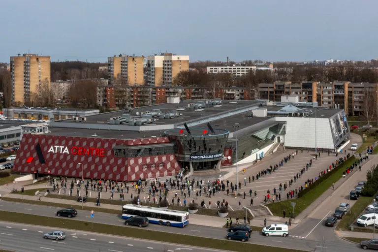 2021. gada 16. aprīlis, rinda pie masu vakcinācijas centra. Foto: