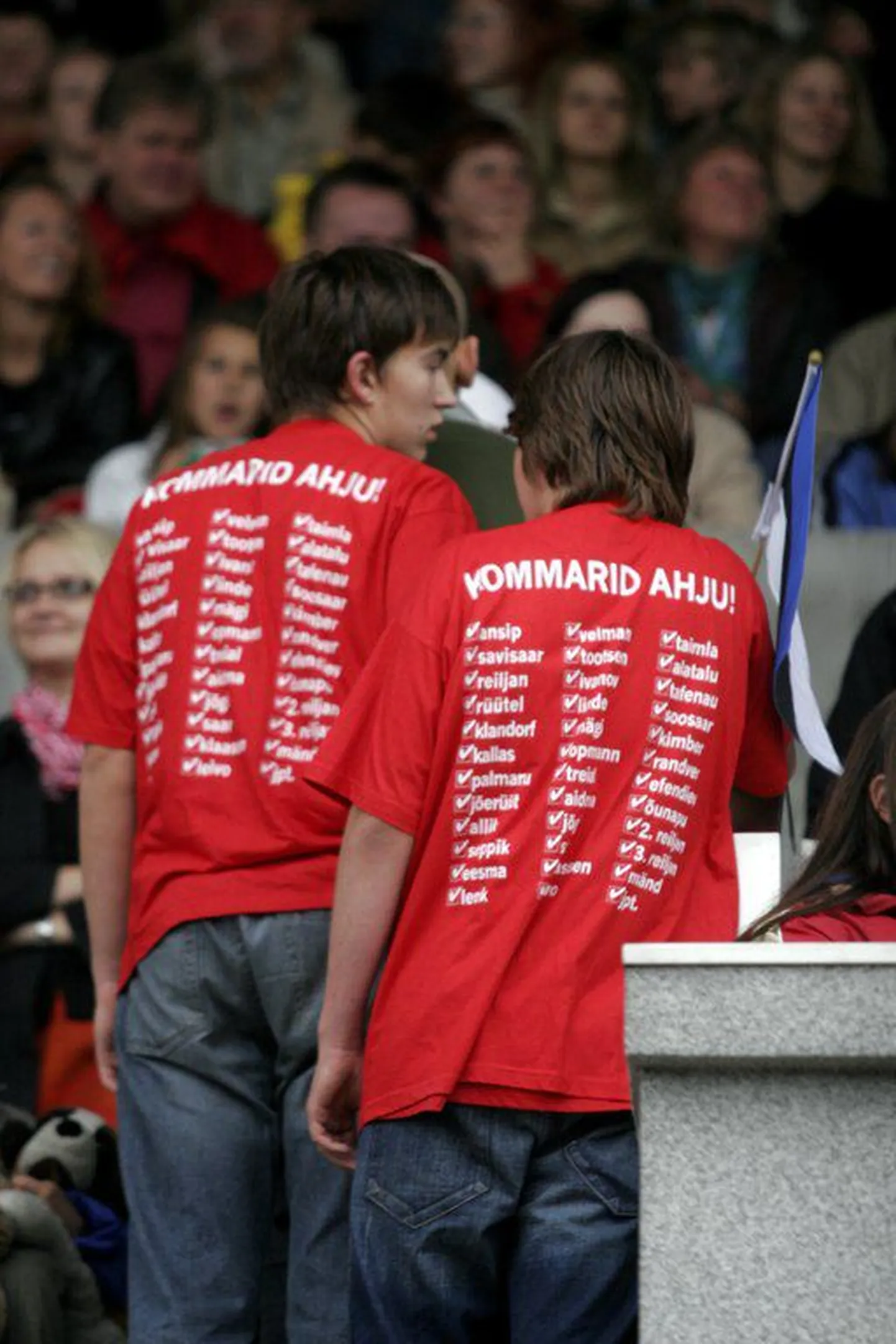Noorukid palju poleemikat tekitanud T-särkides «Kommarid ahju!»