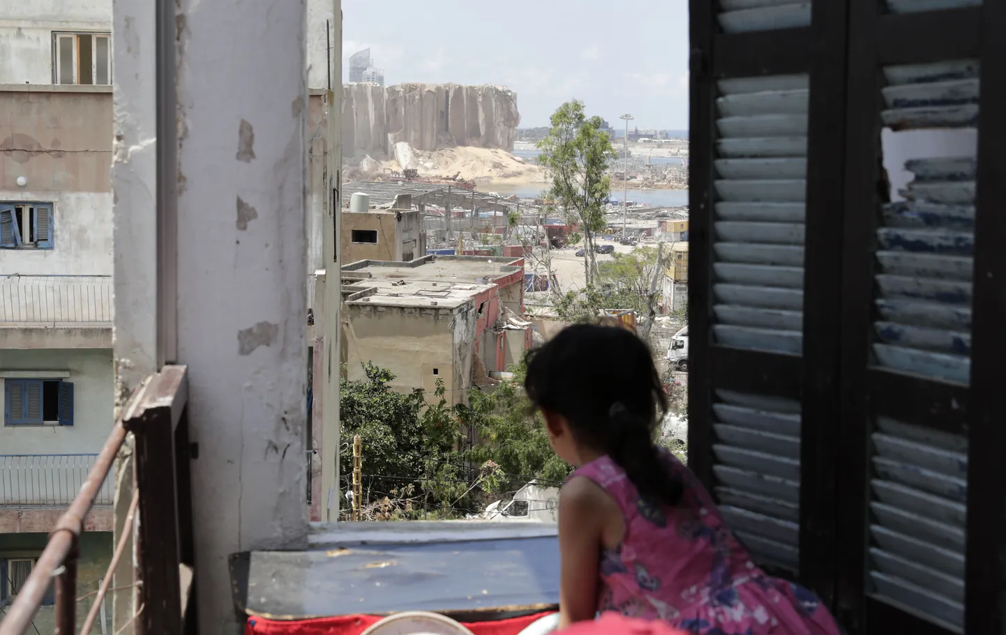 Ливанская девочка смотрит на разрушенный Бейрут.