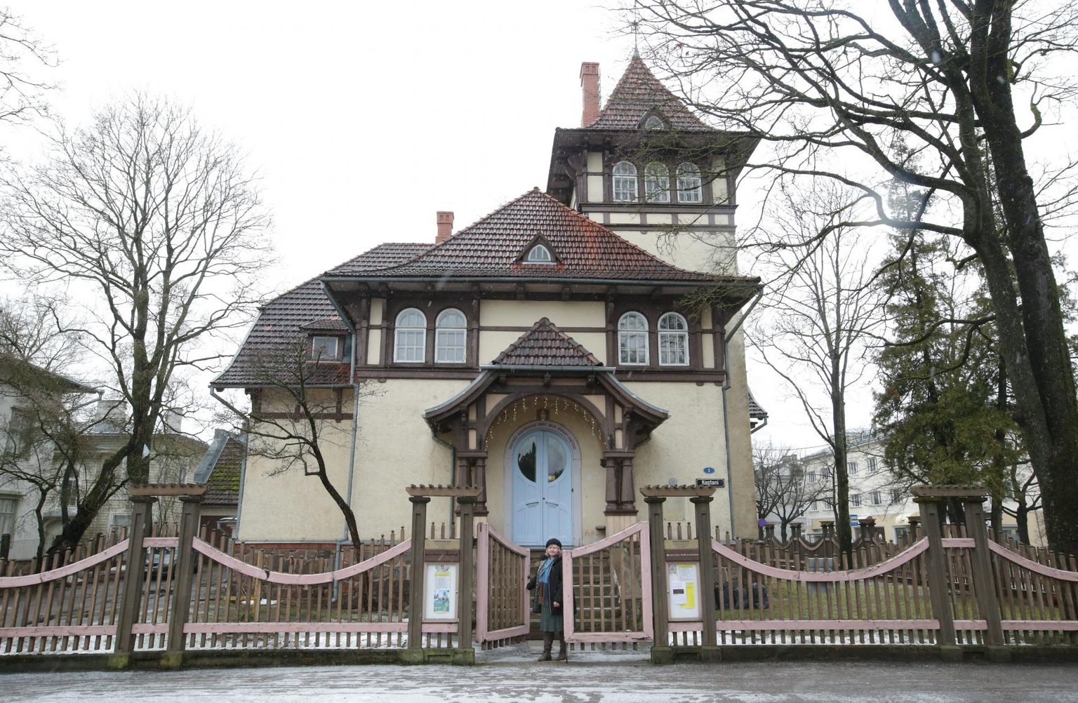 MTÜ Tartu Saksa Kultuuri Instituut tegevjuht Vaike Hint seisab väraval, et juhatada külalised saali.
