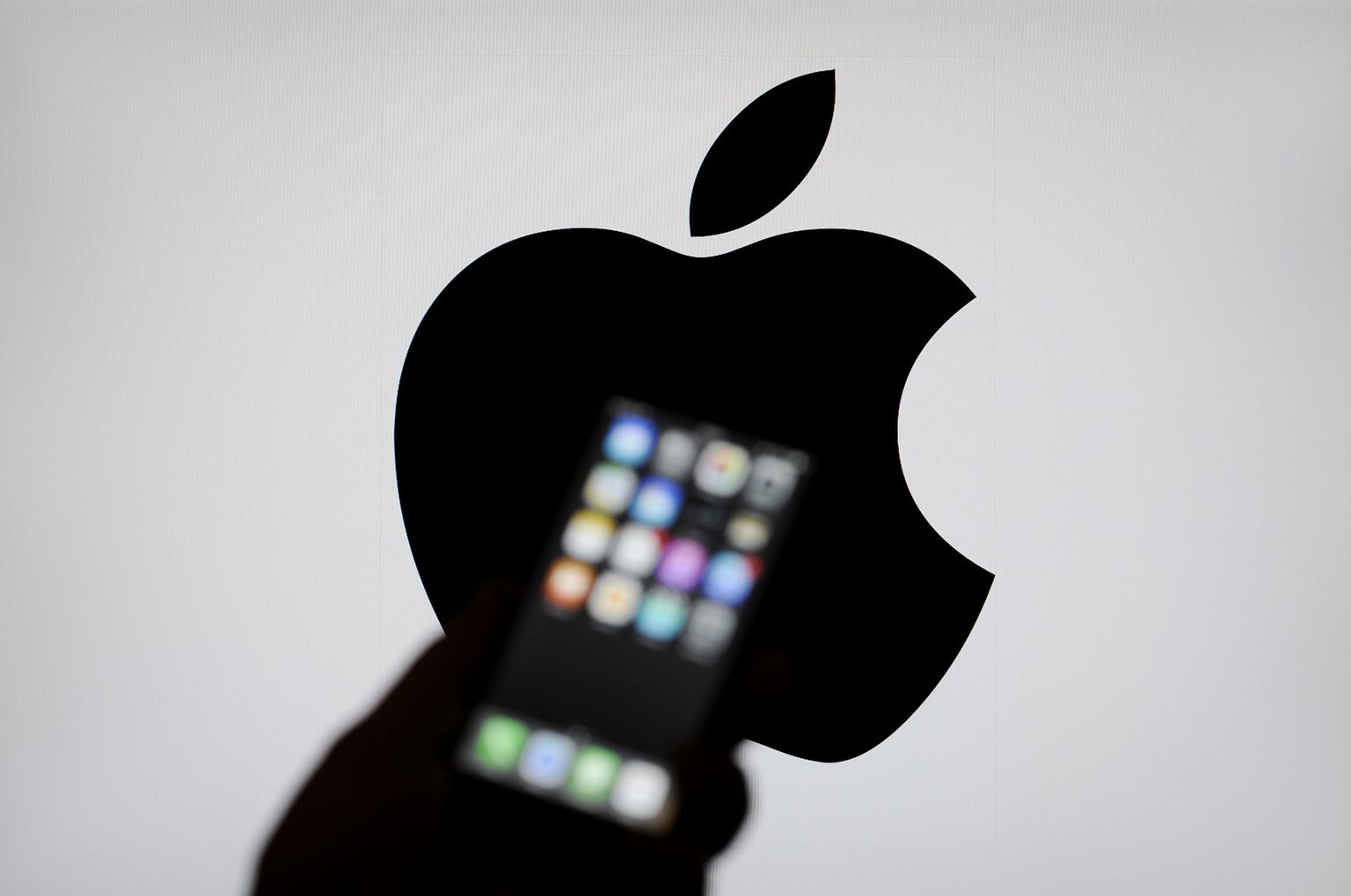iPhone ja Apple'i logo.