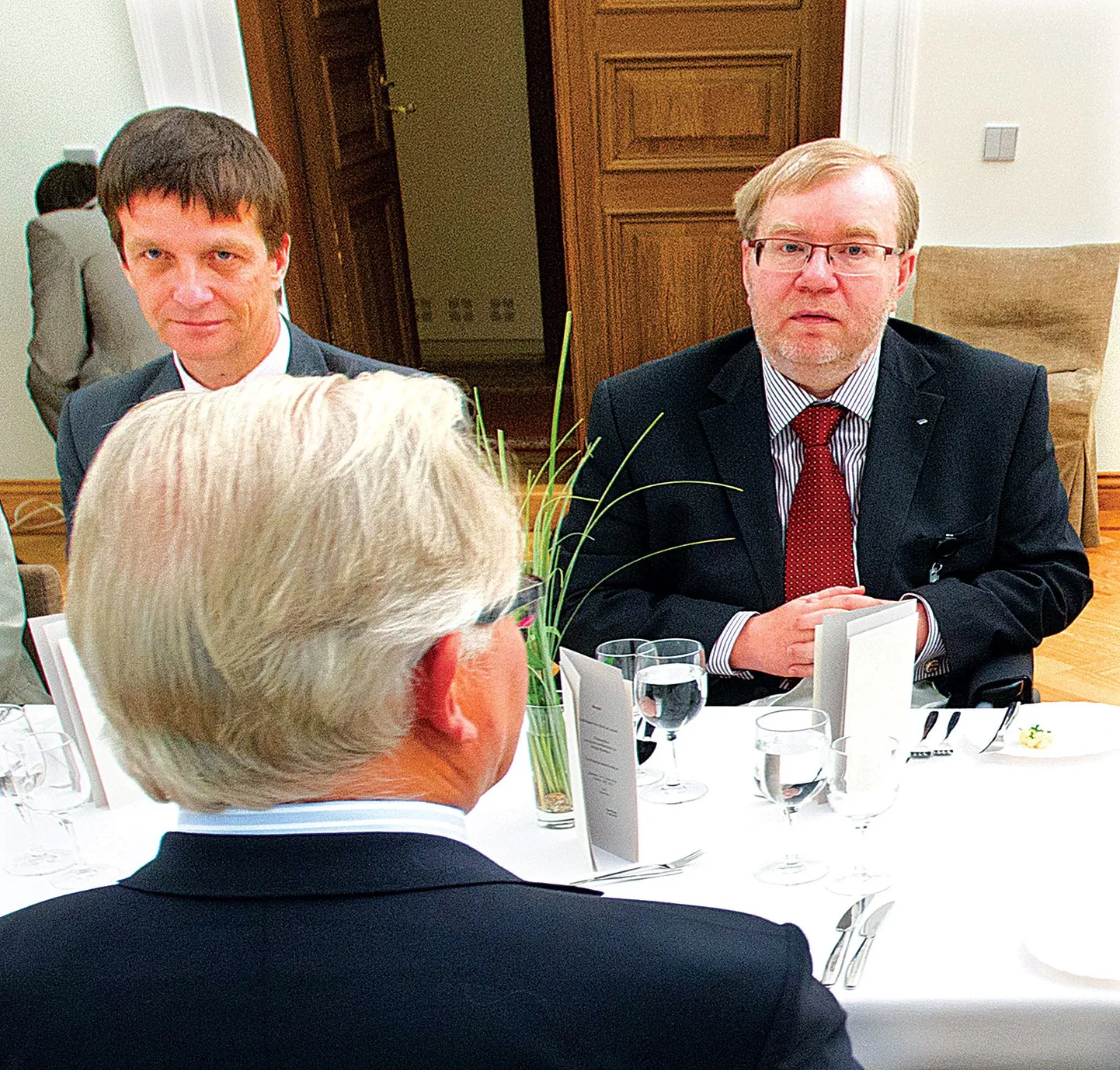 Tänasest Eesti Panga nõukogu esimeheks saav Mart Laar (paremal) viibis eile oma eelkäija Jaan Männiku lahkumiseks korraldatud õhtusöögil, Laari kõrval Eesti Panga president Ardo Hansson.