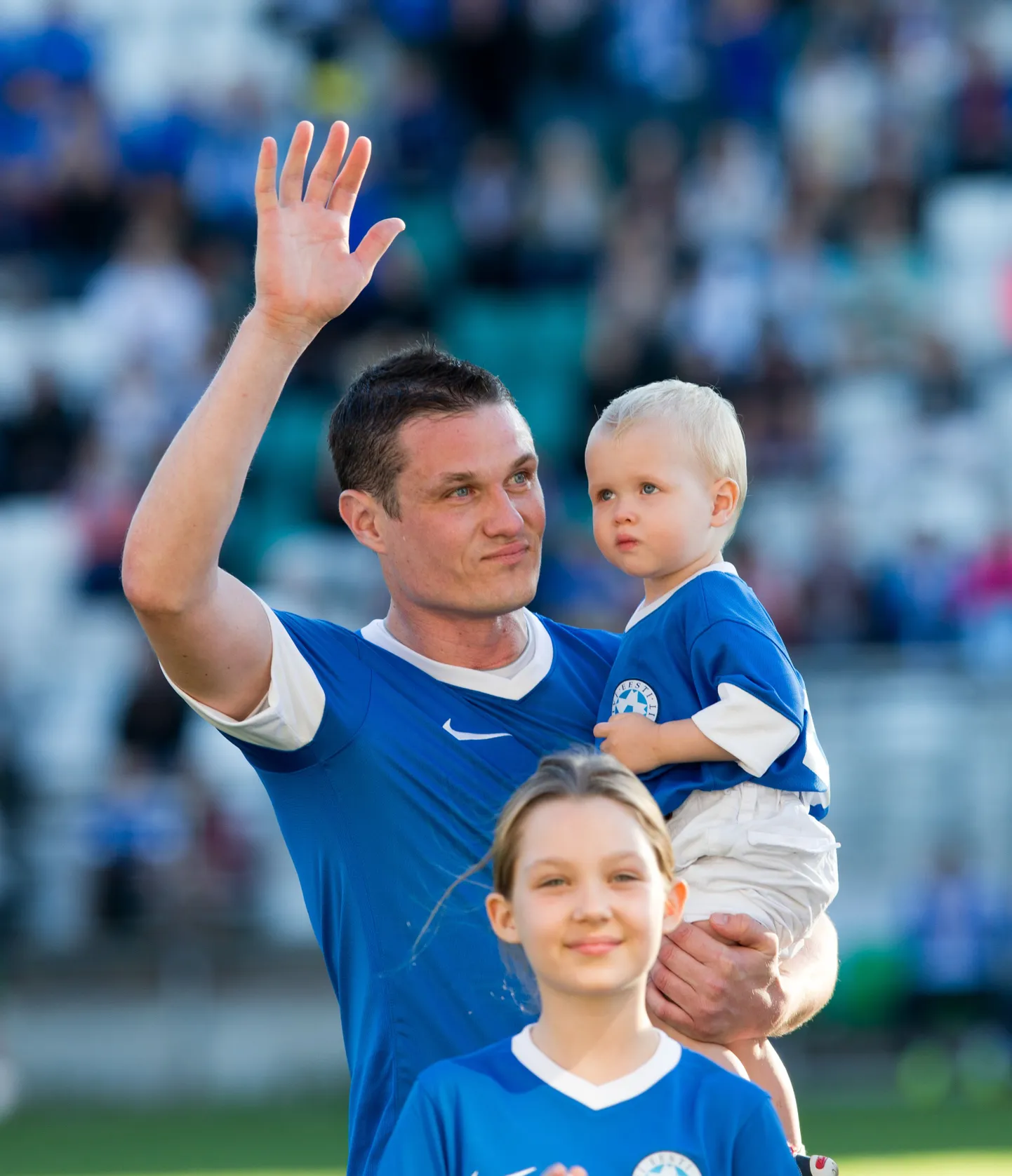 Андрес Опер с сыном и дочерью перед своим прощальным матчем за сборную.