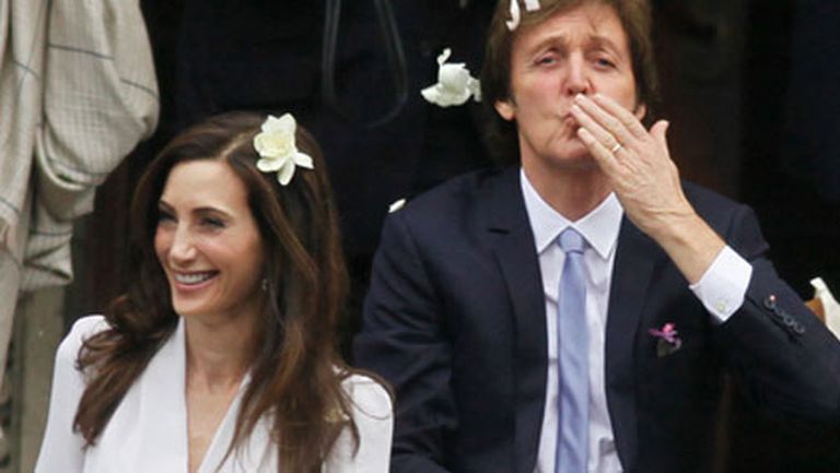 Leģendāras britu grupas "The Beatles" bijušais dalībnieks Pols Makartnijs civilā ceremonijā apprecējies ar savu ilggadējo draudzeni Ņujorkas uzņēmēju Nensiju Ševelu 