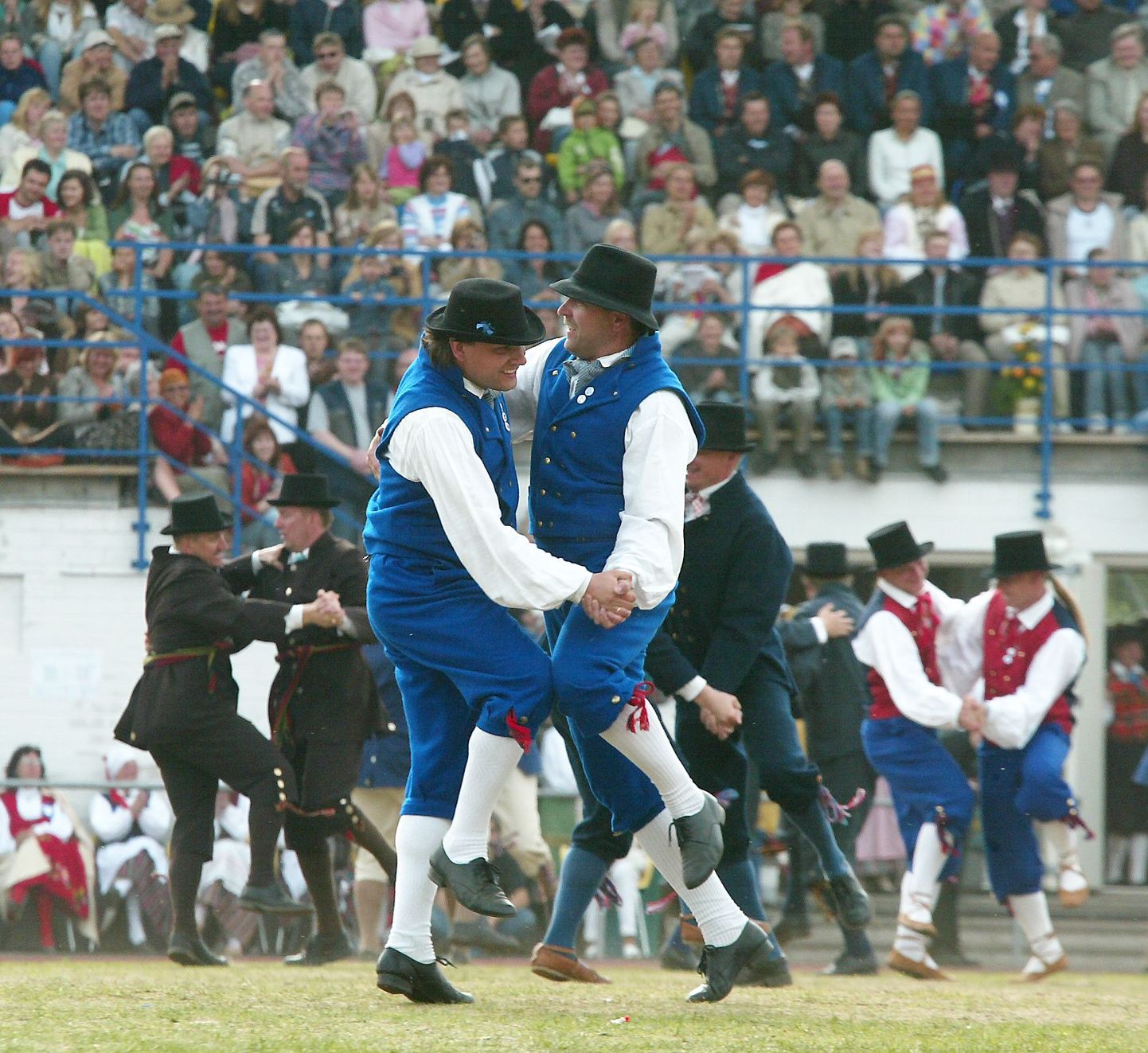 Fotomeenutus esimesest meeste tantsupeost Rakvere staadionil 2006. aastal.