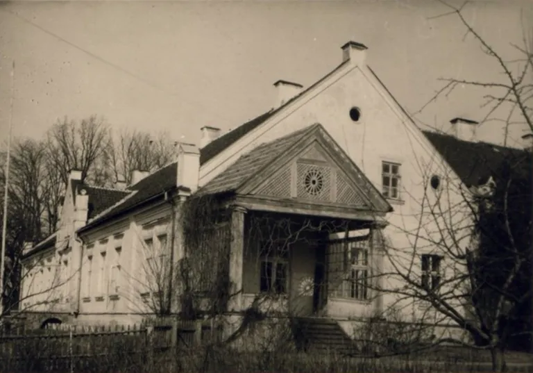 Dižlāņu muiža un kādreizējā Vecpils pamatskola, kur pašlaik ierīkots viesu nams