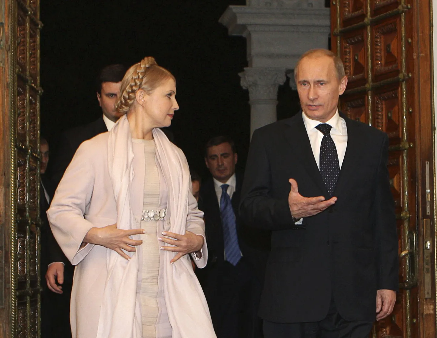 Премьер-министр России Владимир Путин на встрече с премьером Украины Юлией Тимошенко.