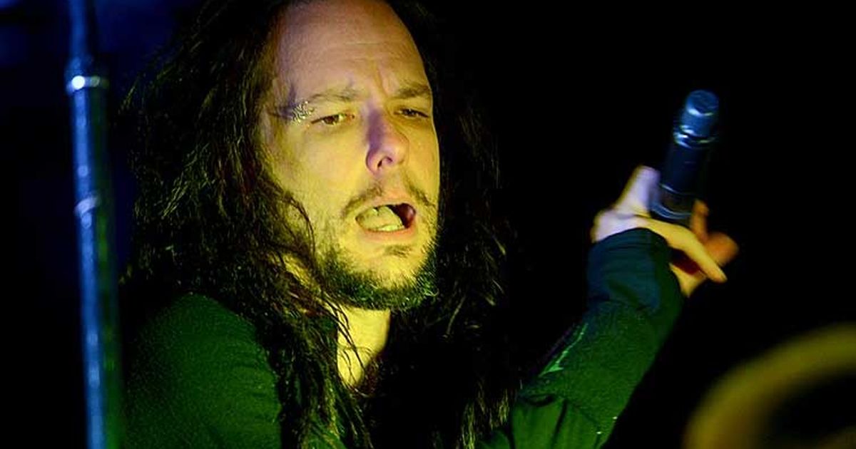 Korn my time. Korn солист в юбке. Вокалист группы Korn раньше и сейчас.