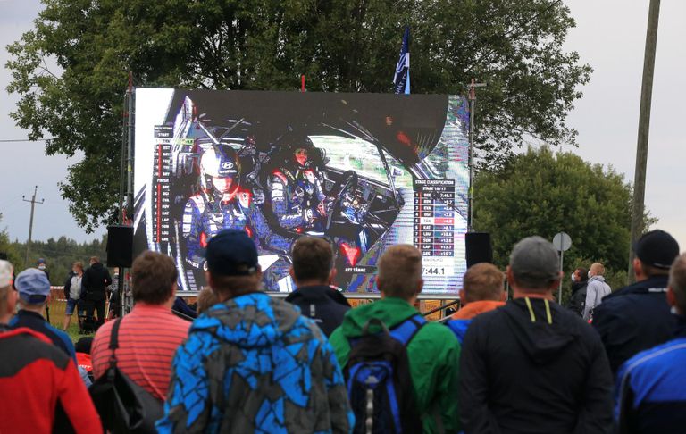 Publik kiitis põneva nädalavahetuse vältel sageli korraldajaid, kuid eraldi nimetati suure plussina pealtvaatamisaladele paigutatud ekraane. Kohe, kui WRC masinad olid mööda kihutanud, kogunesid pealtvaatajad edasist sõitu telepildi vahendusel jälgima. Vellavere katsel laupäeva õhtul viibinud Tarvo ütles, et nii head tehnilised võimalused annavad lootust, et WRC-etappe näeb Eestis ka tulevikus. «Siinne korraldus on imeline. Ma pole Soomes kunagi selliseid ekraane igal katsel näinud. Nagu kodukino, ainult masinate mürina ja rahva keskel,» rõõmustas ta.