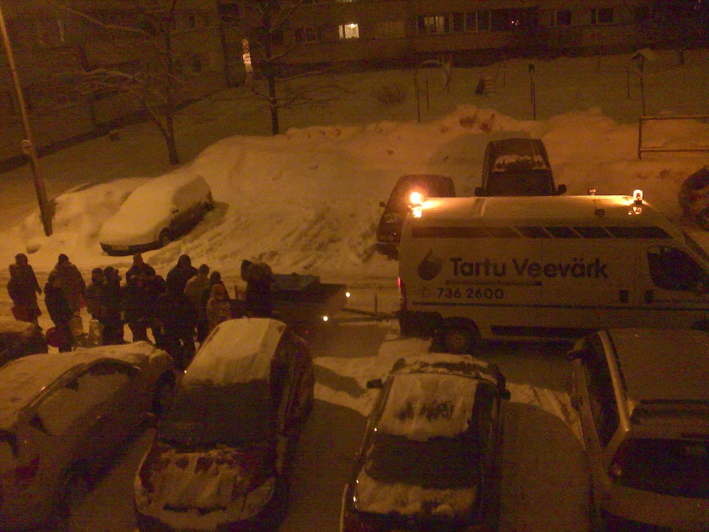 Neljapäeva õhtul kella kümne paiku jagas Tartu Veevärk Kaunase pst 25 ja 26 elanikele vett.